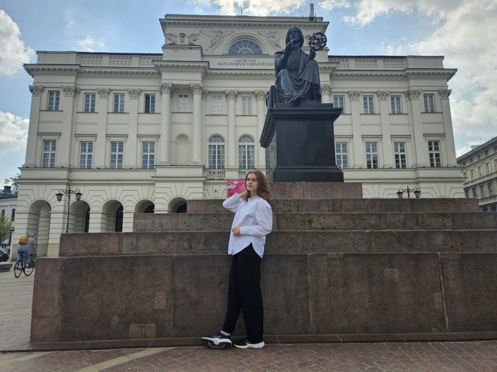 Za mną pomnik Mikołaja Kopernika i Pałac Staszica